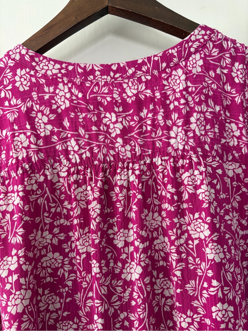 LOFT Fuchsia Floral Sleeveless Pleated Camisole. Fuchsia/white. Large - Picture 7 of 10